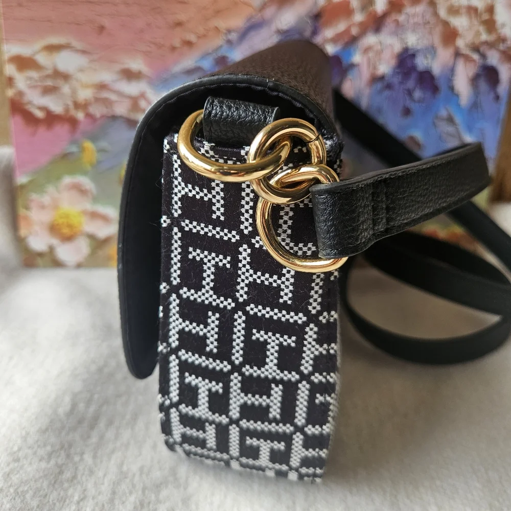 Tommy Hilfiger [NWT] - Monogram Crossbody Bag - Adjustable - Picture 5 of 8